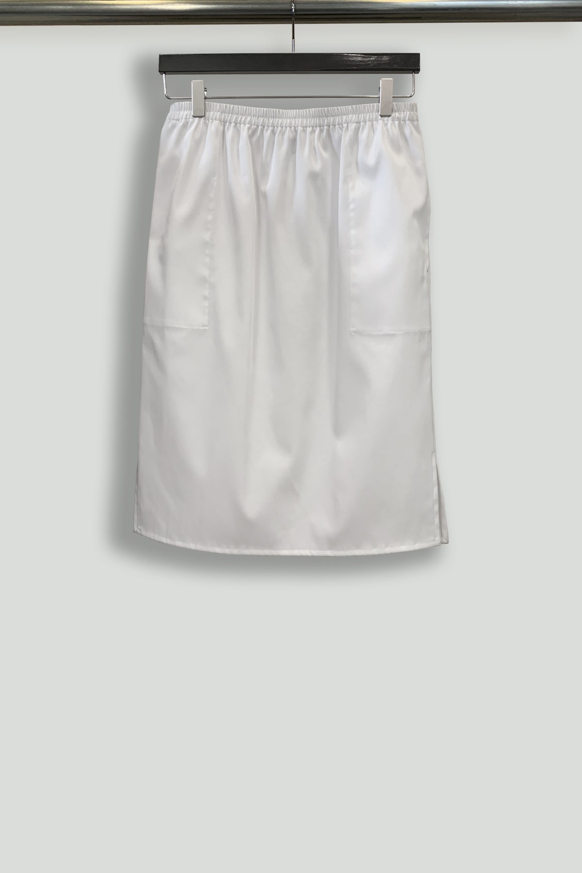 White Pull-on Slim Skirt with Side Pockets