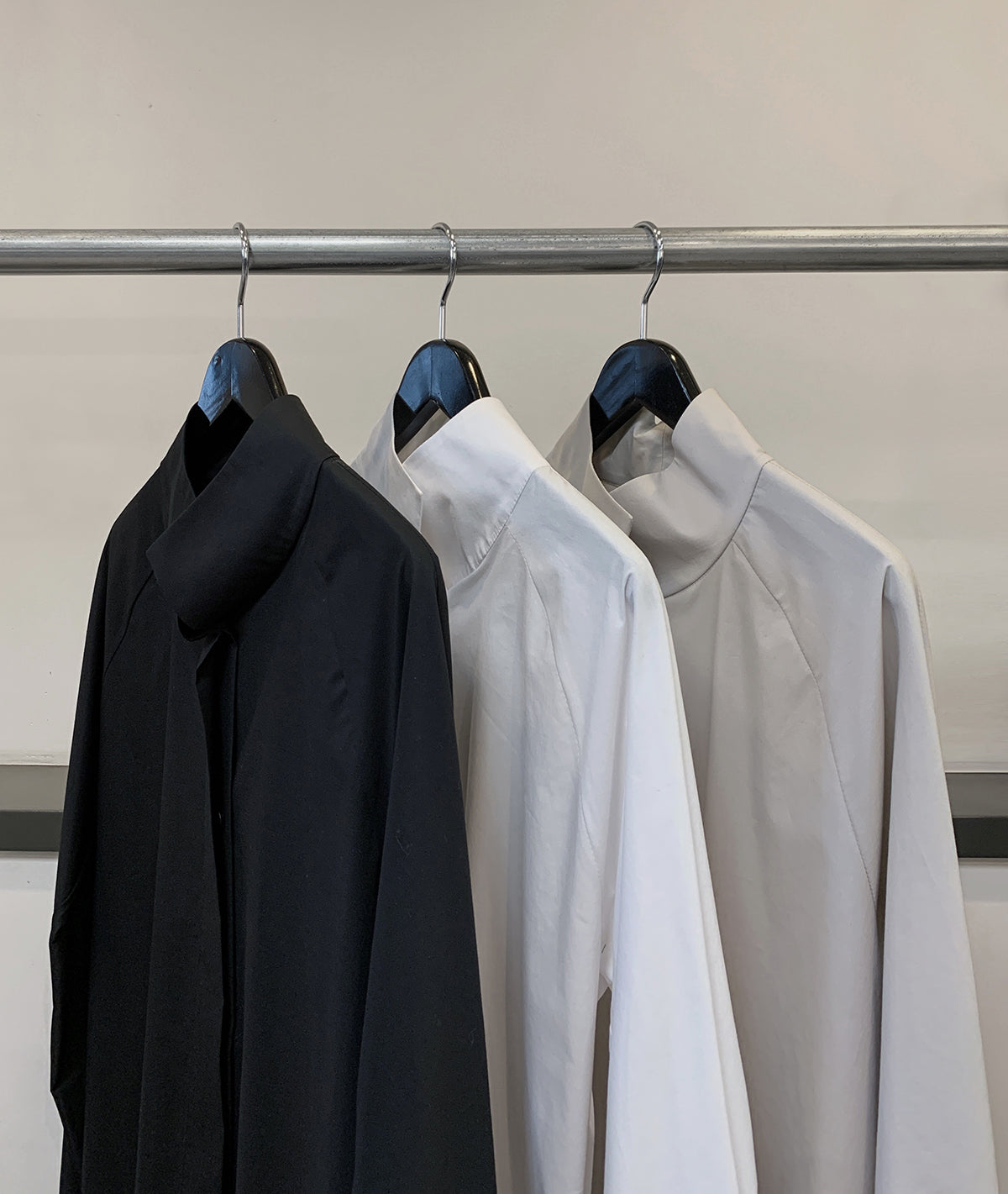 The Zoom Blouse in Paper Cotton with Raglan Sleeves and a High Collar - 7