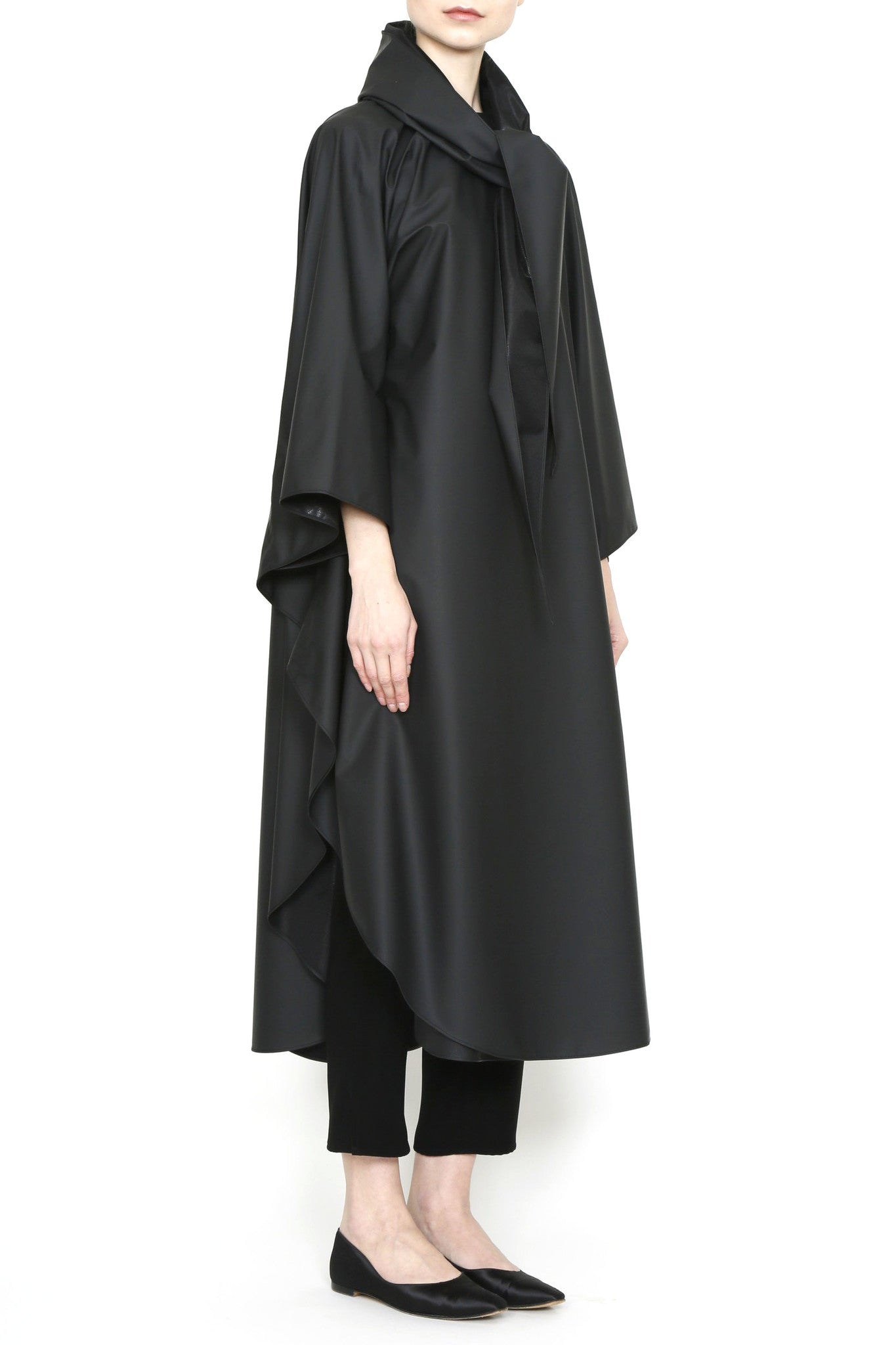 Zero Waste Sustainable One-Size-Fits-All Rain Cape in Water-Repellent Fabric-3