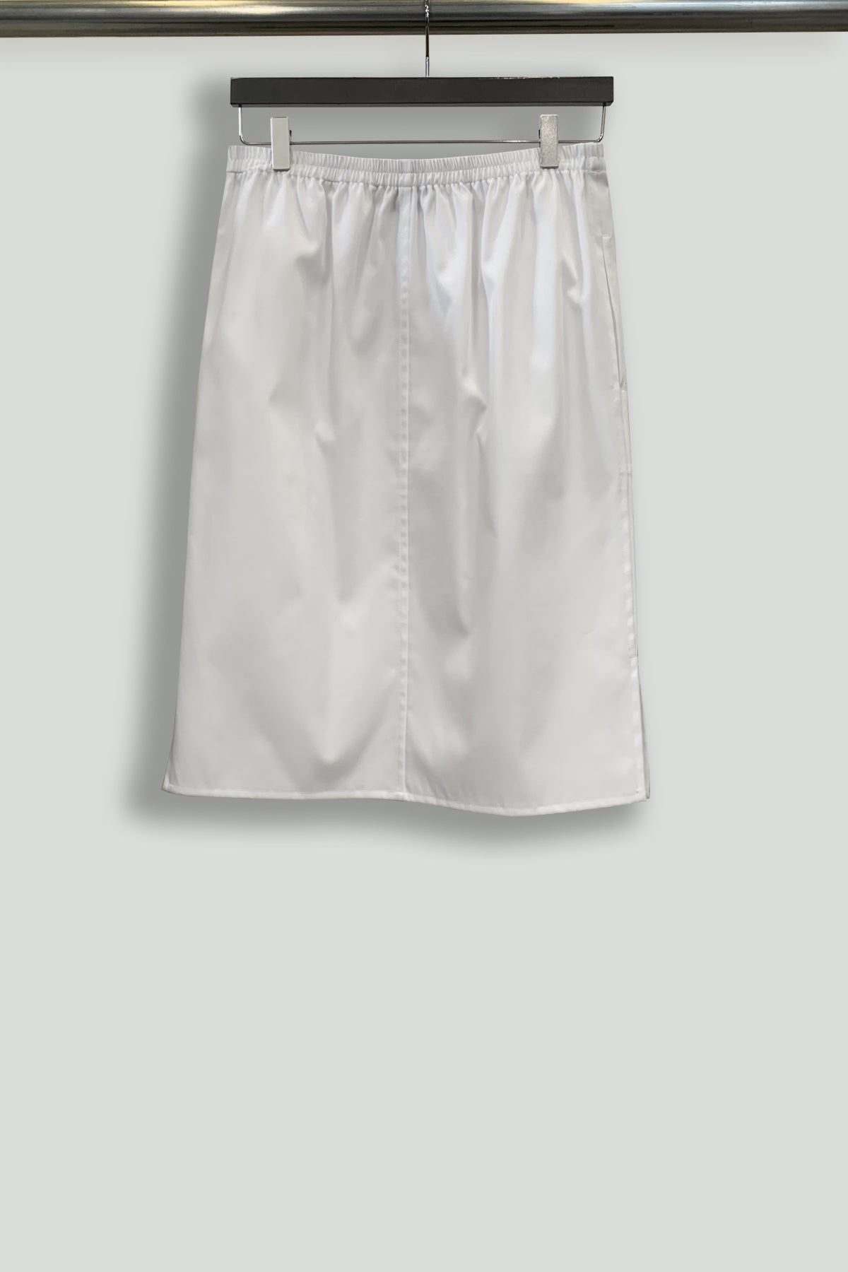 White Pull-on Slim Skirt with Side Pockets